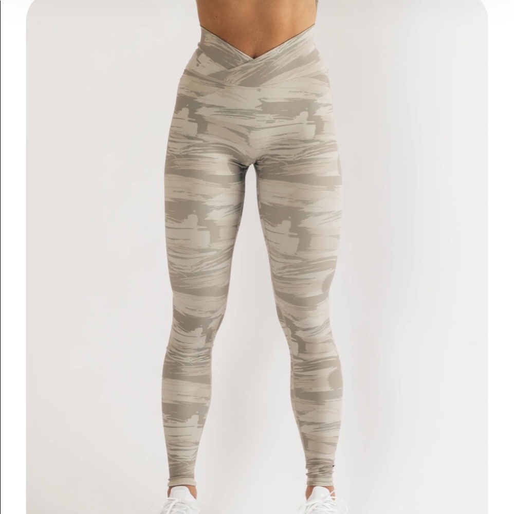 Alphalete Surface Power Desert Canvas Camo - XS